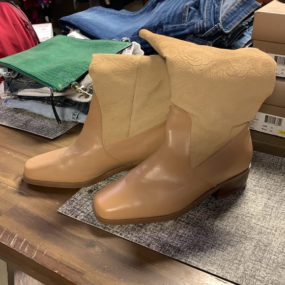 NEW! MARKON Tan Embossed Suede and Leather Pull On Boots Sz 8 - Picture 2 of 6